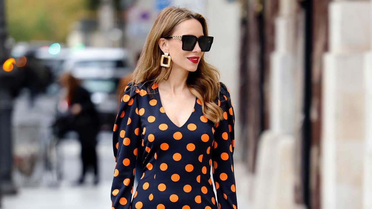 10 vestidos cortos con manguita de H&M que llevarán las mujeres de 50 con medias en otoño