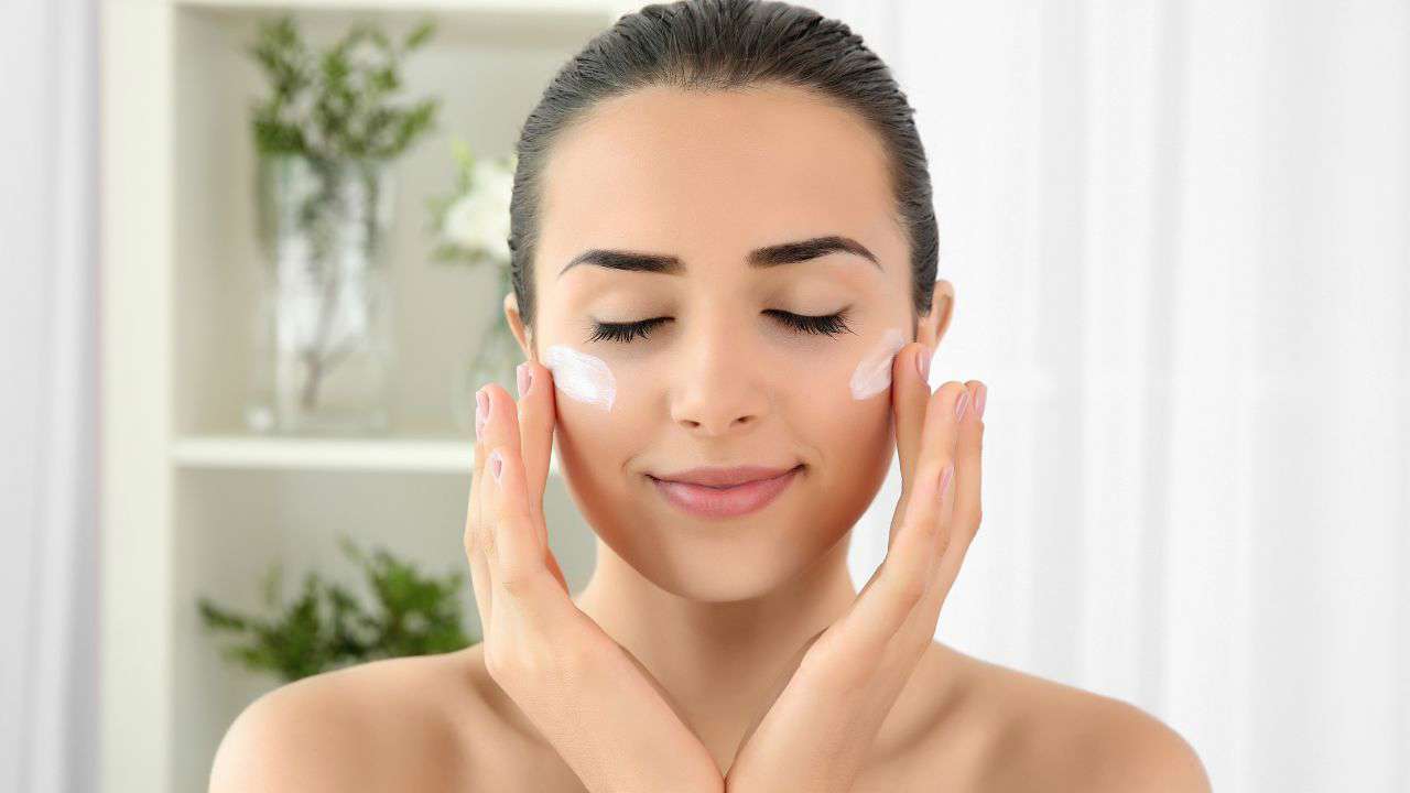 Las expertas en dermatología se ponen de acuerdo: los 7 cosméticos que sí puedes comprarte en un súpermercado