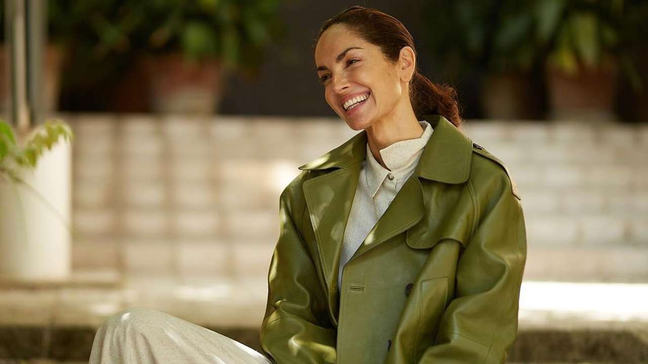 La falda vaquera de Eugenia Silva con estilo lujo silencioso es la más elegante para mujeres de 50 en otoño