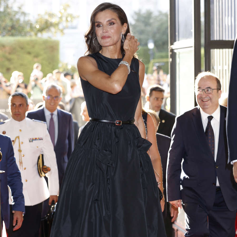 La reina Letizia enamora con el vestido de invitada negro de silueta Dior más espectacular en el Teatro Real