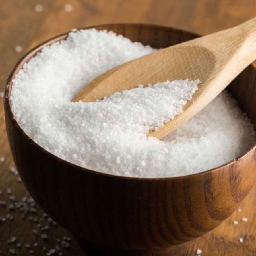 El súper truco de los cocineros para SALVAR los platos en 5 segundos cuando se pasan con la sal 