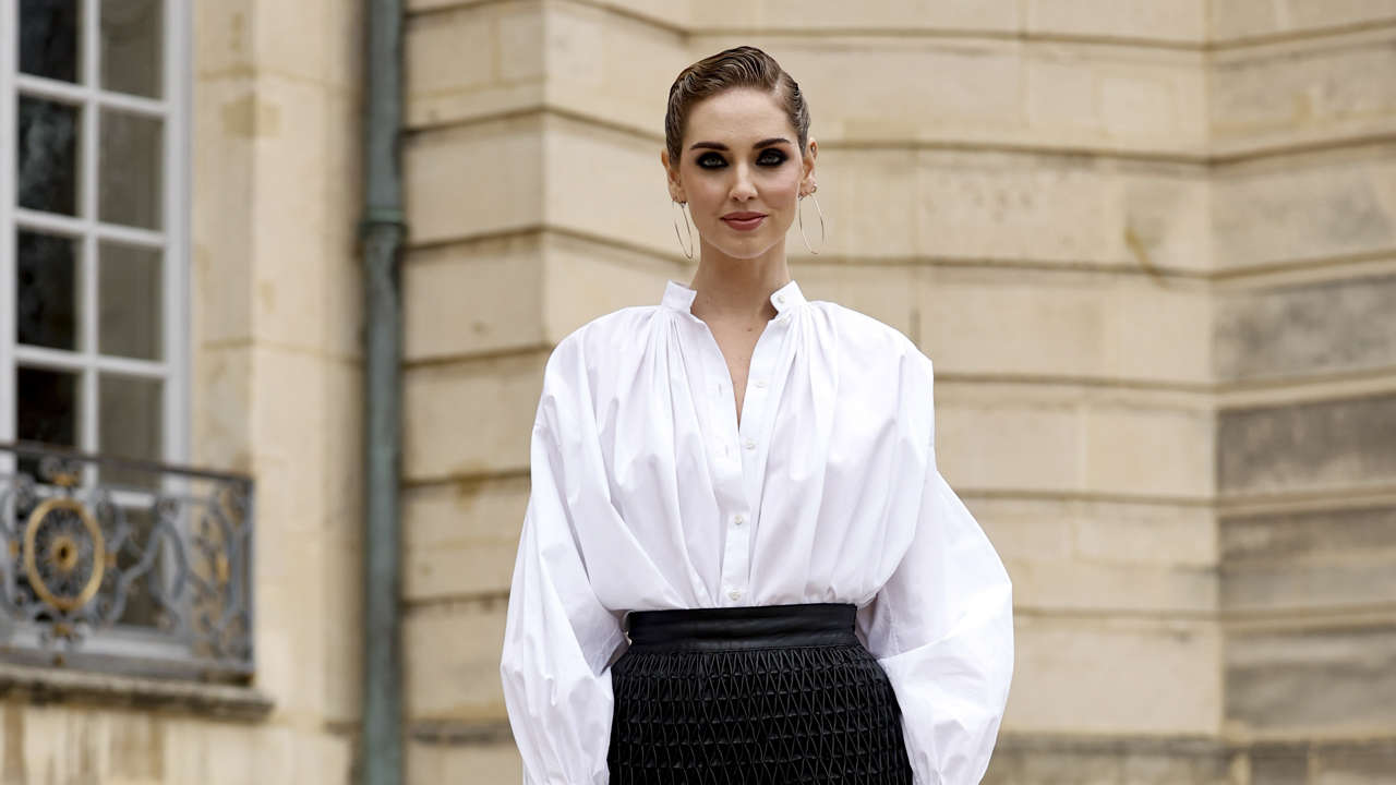 10 looks con camisa blanca para invitadas elegantes inspirados en el desfile de Dior (que llevan pocas mujeres)