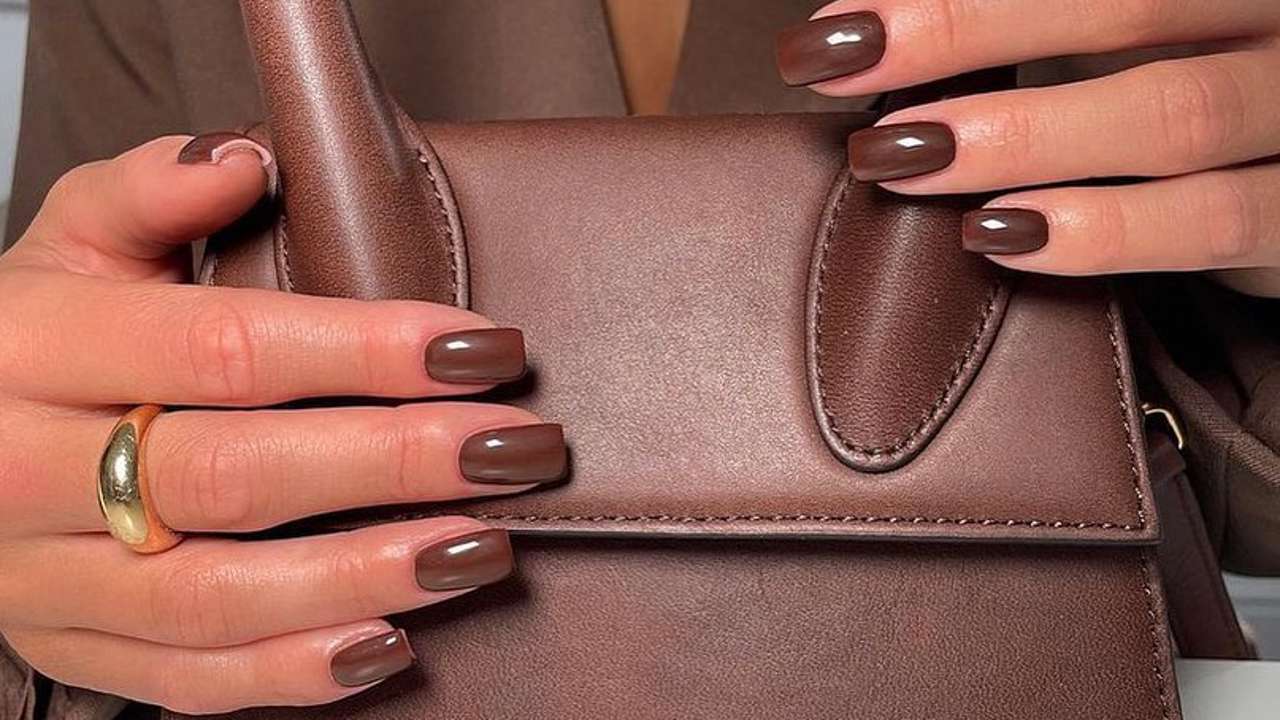 10 diseños de uñas marrones en tendencia para llevar con vaqueros en otoño y verte más elegante