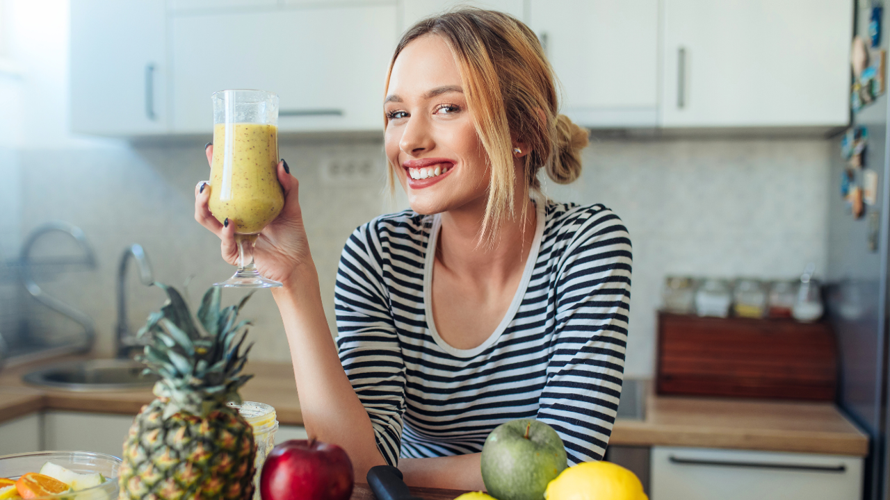 La bebida con más potasio que el plátano ideal para mujeres de +50: no engorda y reduce los síntomas de la menopausia