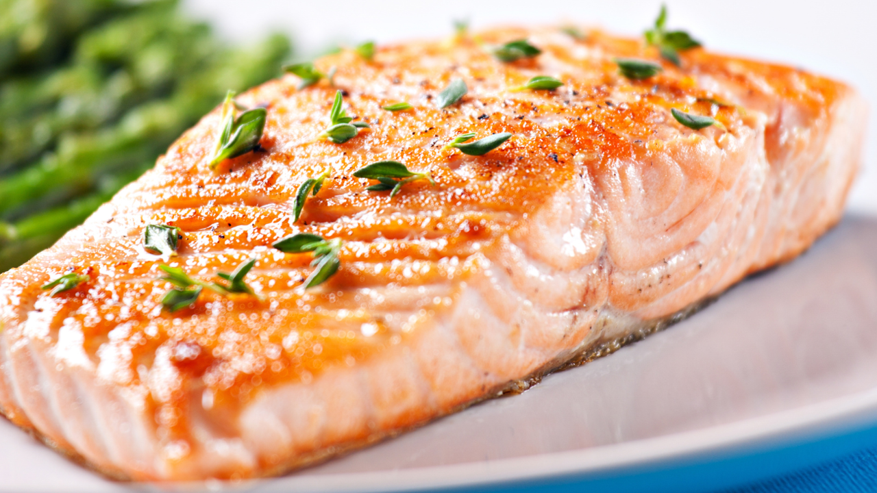 El error garrafal que cometes al cocinar salmón que un chef NUNCA haría; ¡por eso te queda seco!