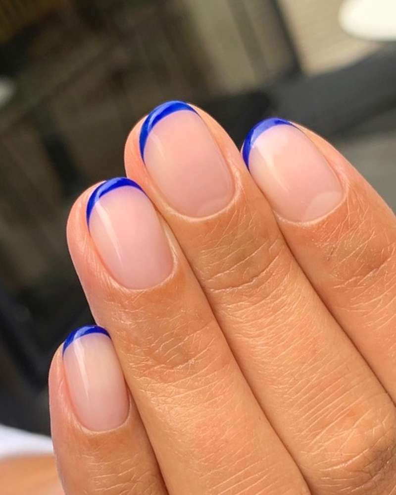 Diseños de uñas cortas: azul Klein