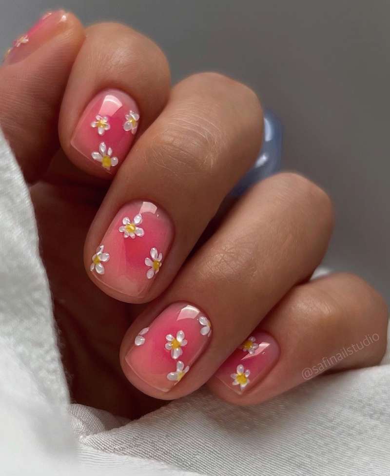 Diseños de uñas cortas: blushing con flores