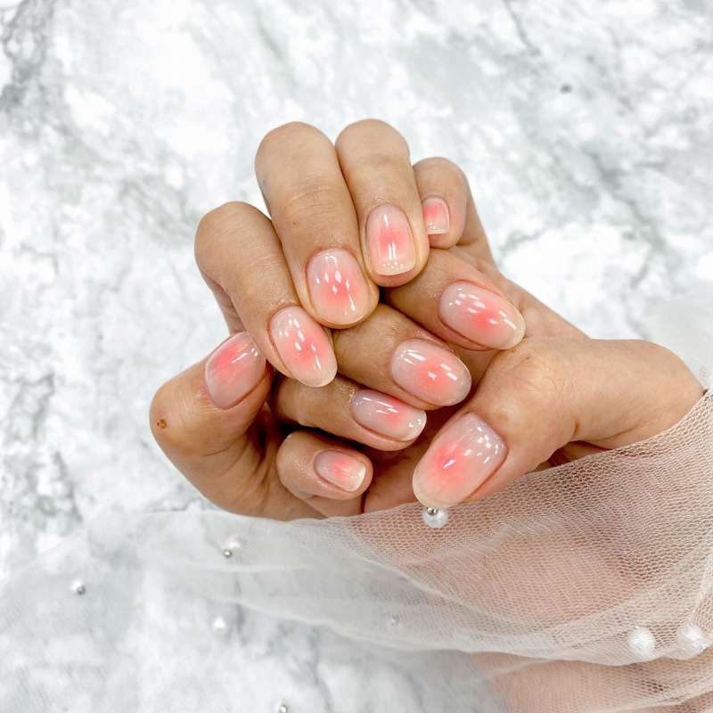 Diseños de uñas cortas: blushing nails
