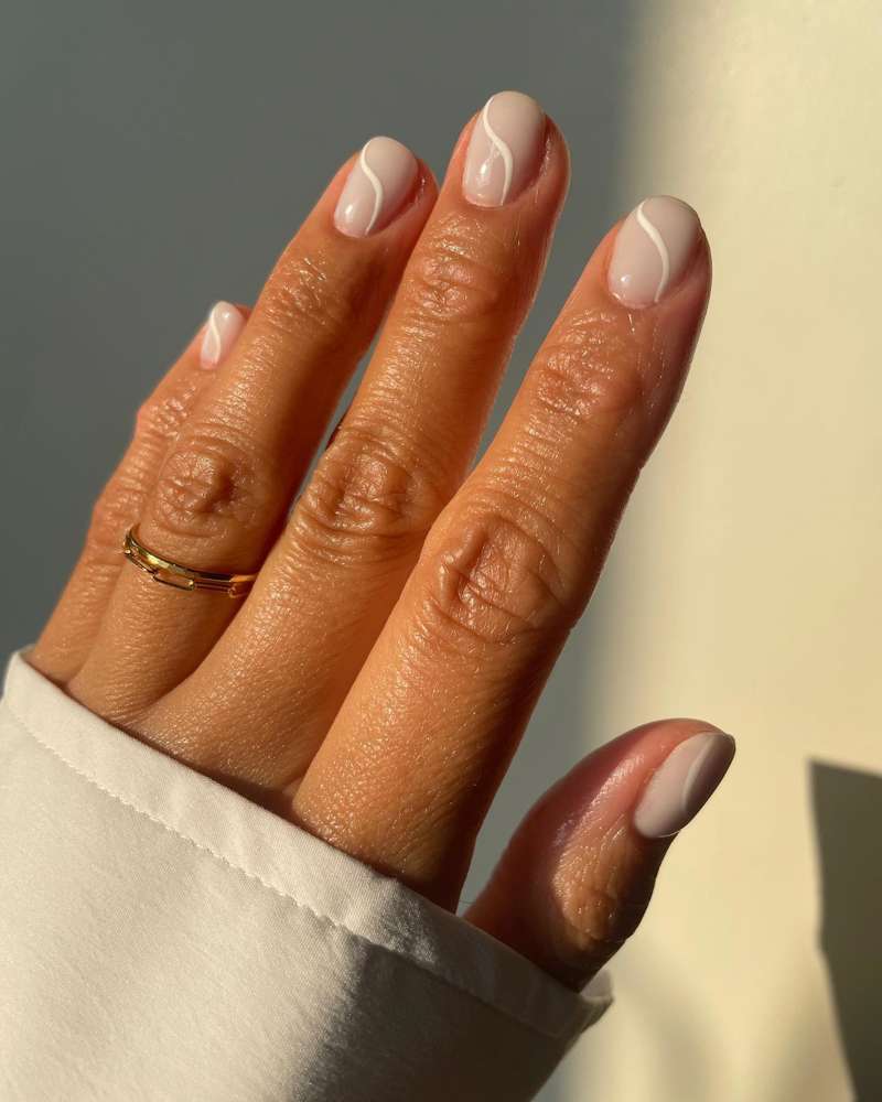 Diseños de uñas cortas: milky con ondas