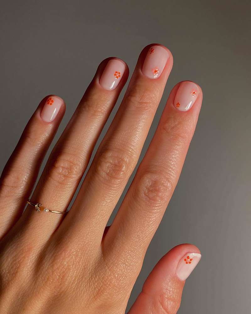 Diseños de uñas cortas: miniflores