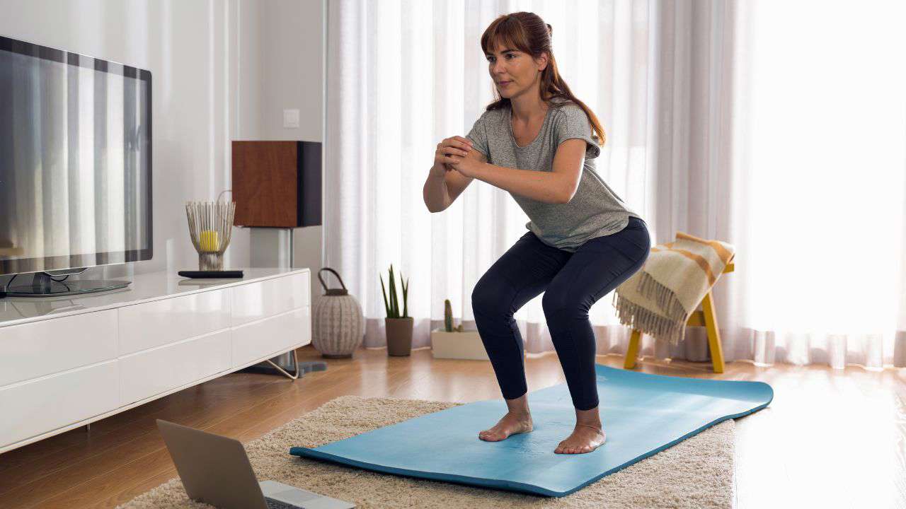 5 ejercicios para perder barriga en casa muy fáciles y cortos para mujeres de 50 años (con tutoriales)
