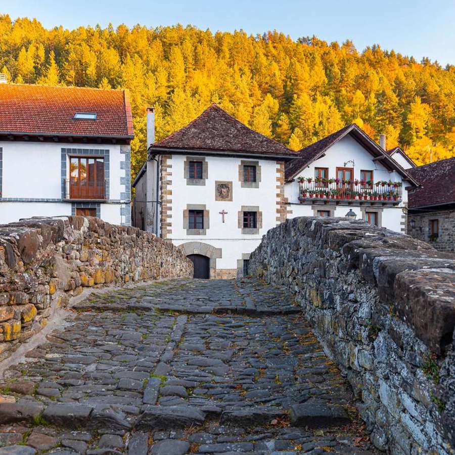 El pueblo más bonito de España para ir en octubre según National Geographic: en el País Vasco y con colores otoñales