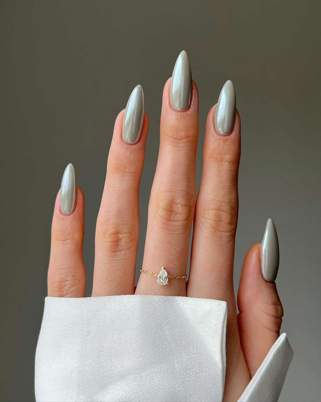 5 colores de uñas que serán máxima tendencia en Navidad: gris perla
