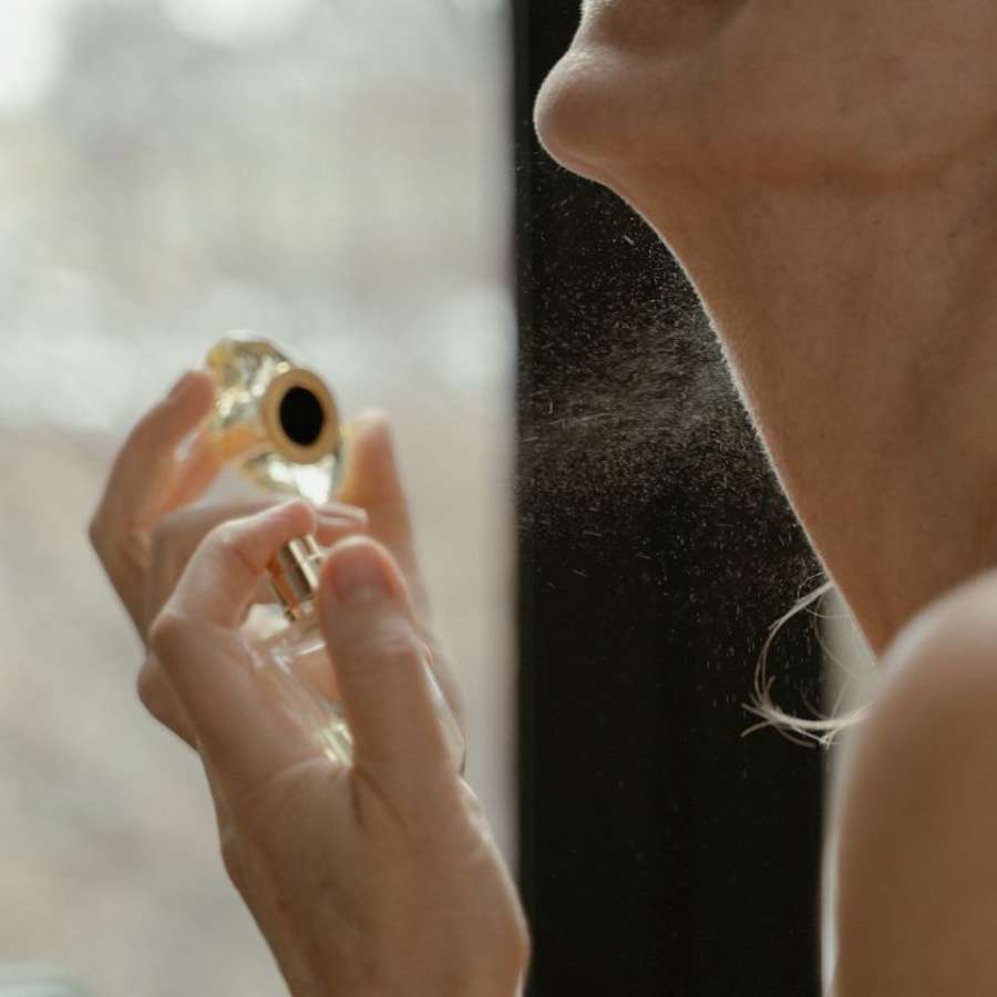 10 perfumes que huelen a lujo silencioso y arrasan en 2024: cuestan menos de 50€ y los llevan pocas mujeres 
