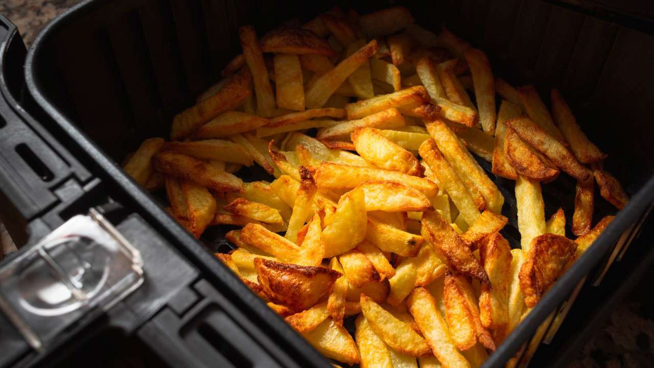 El trucazo real de los cocineros para que las patatas fritas no te queden duras en la Airfryer solo con 1 ingrediente