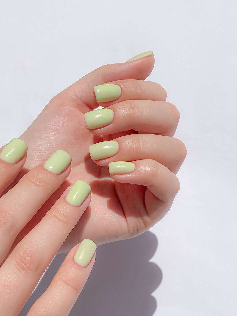colores de uñas elegantes verano 2023: verde menta