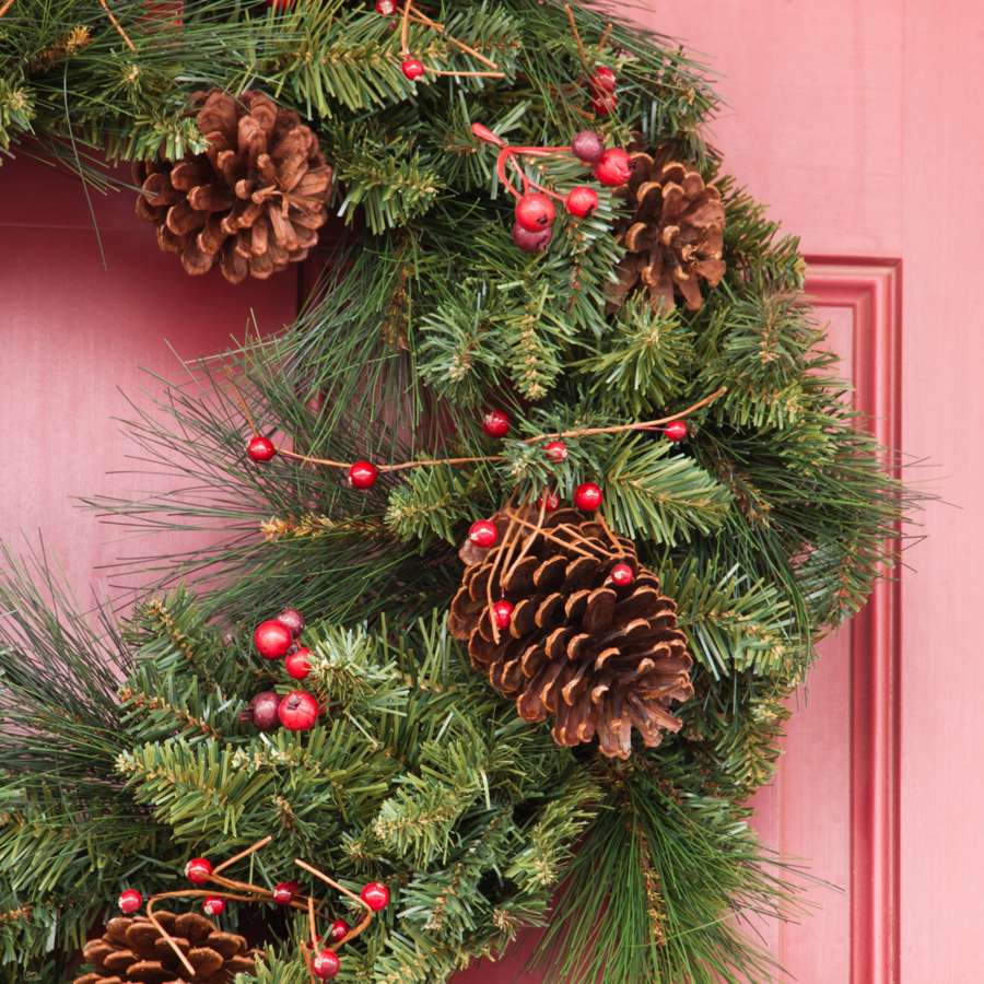 6 coronas navideñas bonitas y elegantes para decorar la puerta de entrada de casa