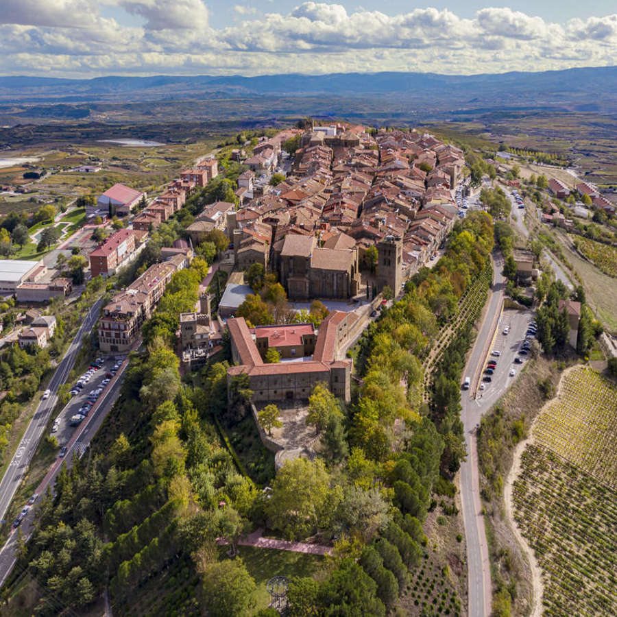 El pueblo más bonito de España para ir en noviembre según National Geographic está en el País Vasco rodeado de murallas y viñas