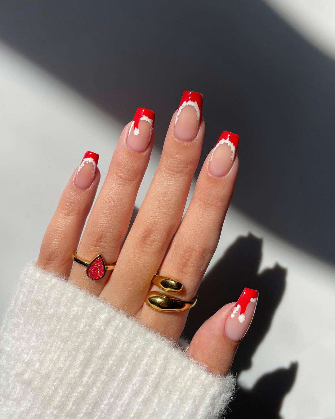uñas rojas para Navidad que no son las típicas: manicura francesa navideña