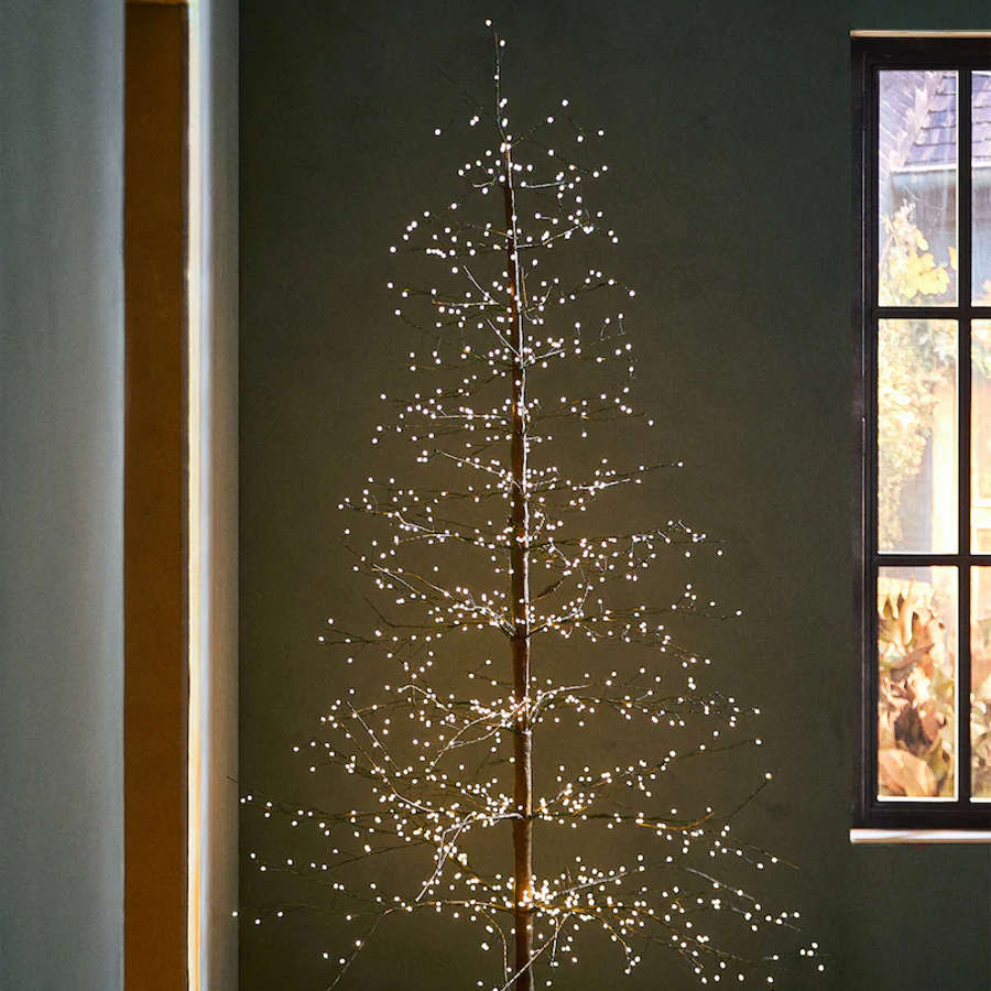 Elegantes árboles de Navidad hechos con luces LED