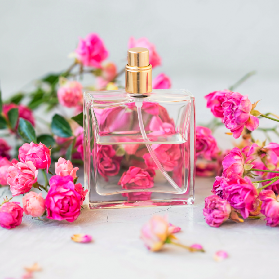 25 perfumes que llevan muy pocas mujeres (con aromas especiales y duraderos)