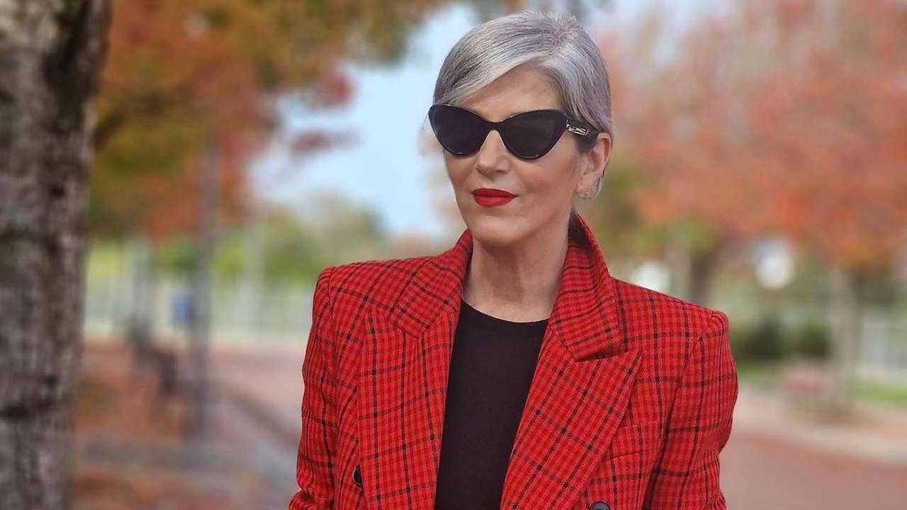 Las mujeres de 50 agotarán en Sfera la blazer roja más favorecedora que respira Navidad: elegante, llamativa y muy en tendencia
