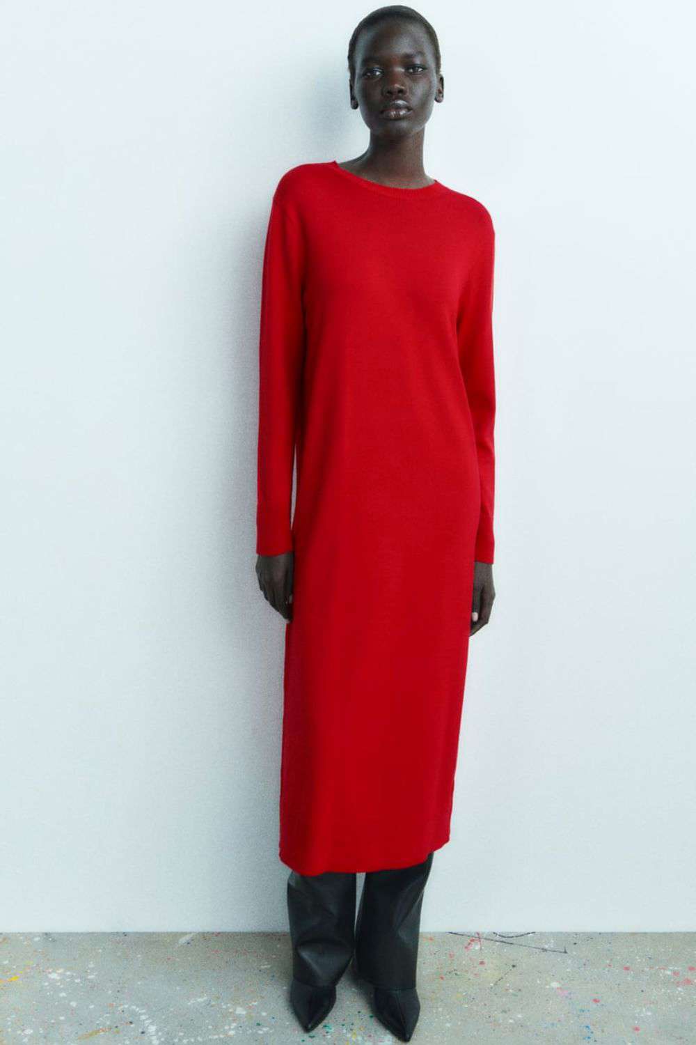 5 vestidos que serán tendencia en invierno 2024: en color rojo 