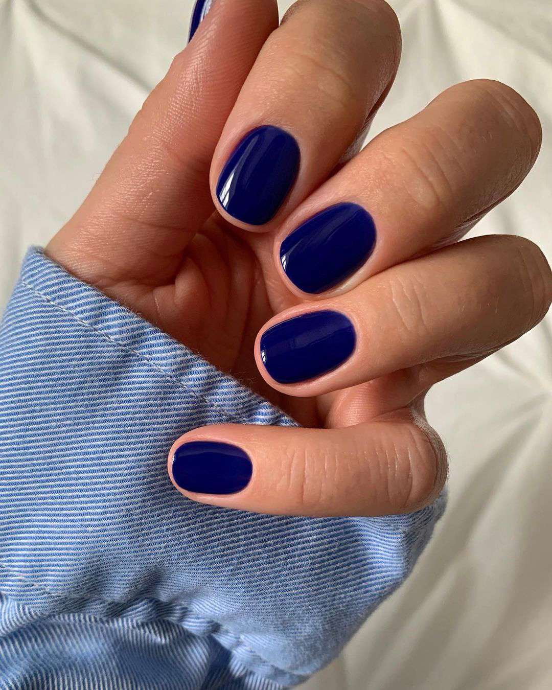 5 colores de uñas que serán tendencia en invierno 2024: Azul profundo