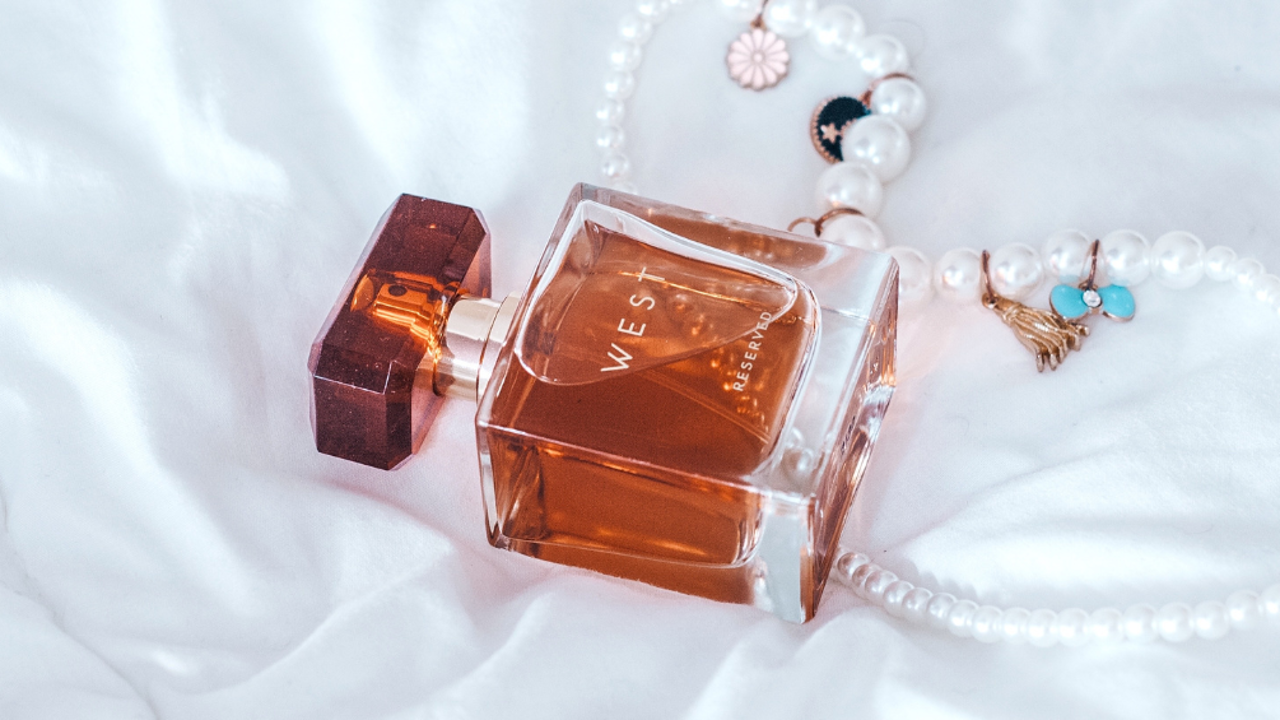 10 perfumes baratos que huelen a caro y duran todo el día