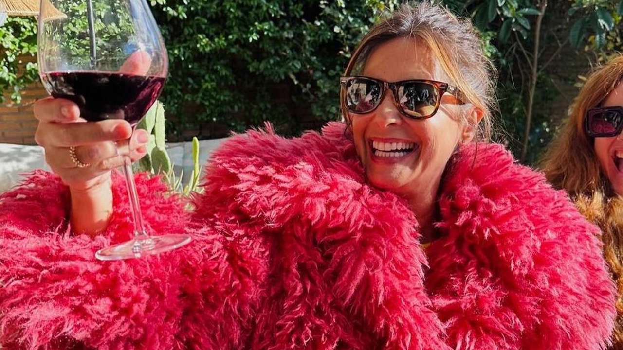 Nuria Roca agotará en Benetton el abrigo rosa de pelo para Navidad más original y juvenil