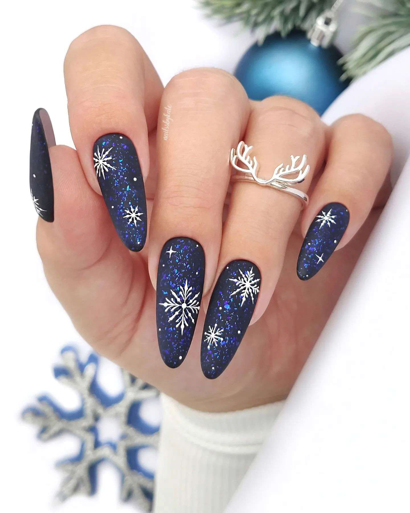 Uñas navideñas: Azules con estrellas de nieve