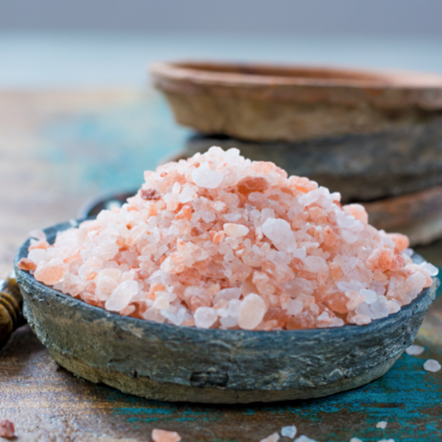El ritual con sal que deberías hacer el primer domingo de cada mes para atraer la suerte, según el Feng Shui