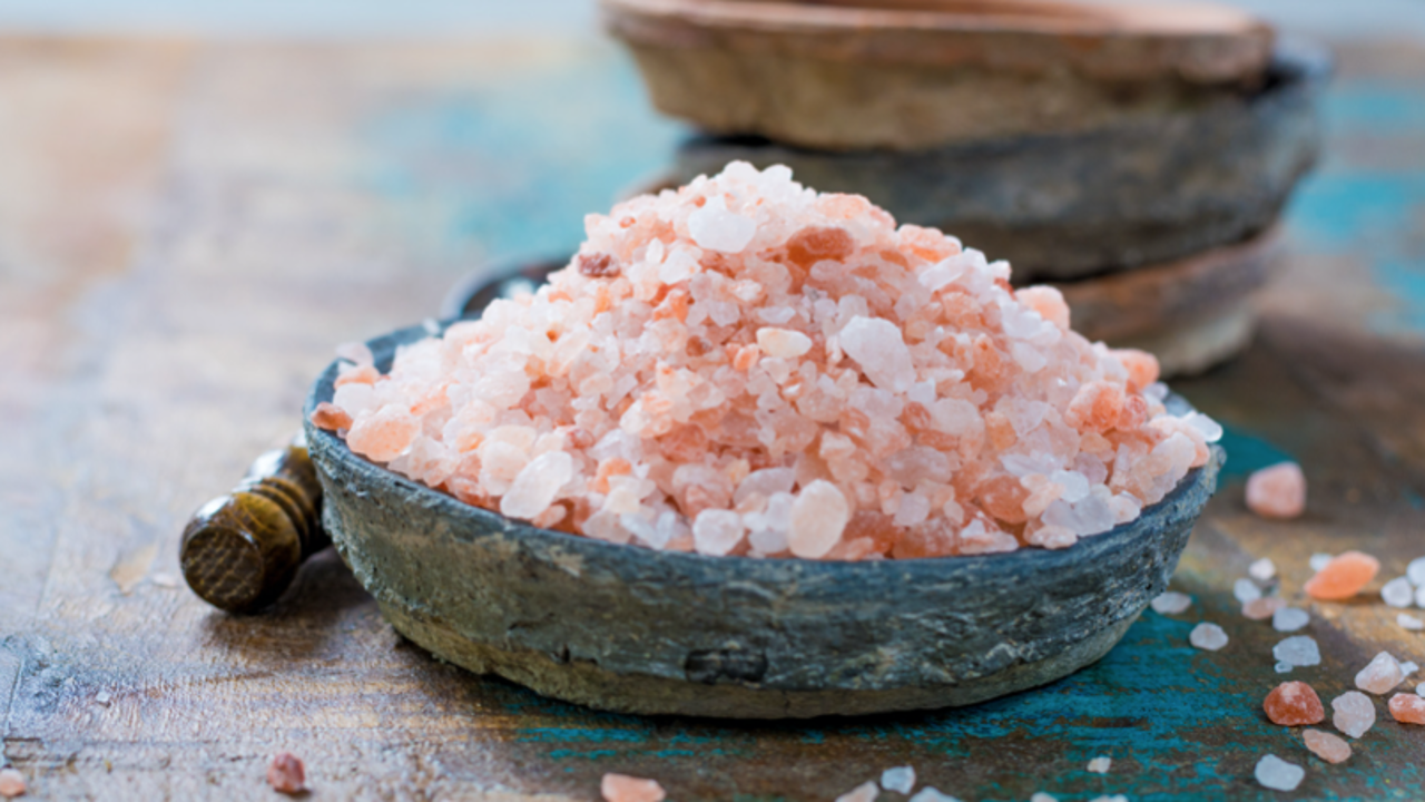 El ritual con sal que deberías hacer el primer domingo de cada mes para atraer la suerte, según el Feng Shui