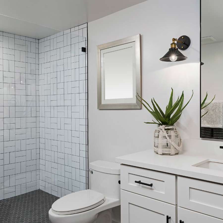 Adiós mampara de ducha: 3 alternativas elegantes y prácticas para aprovechar los metros de tu baño pequeño