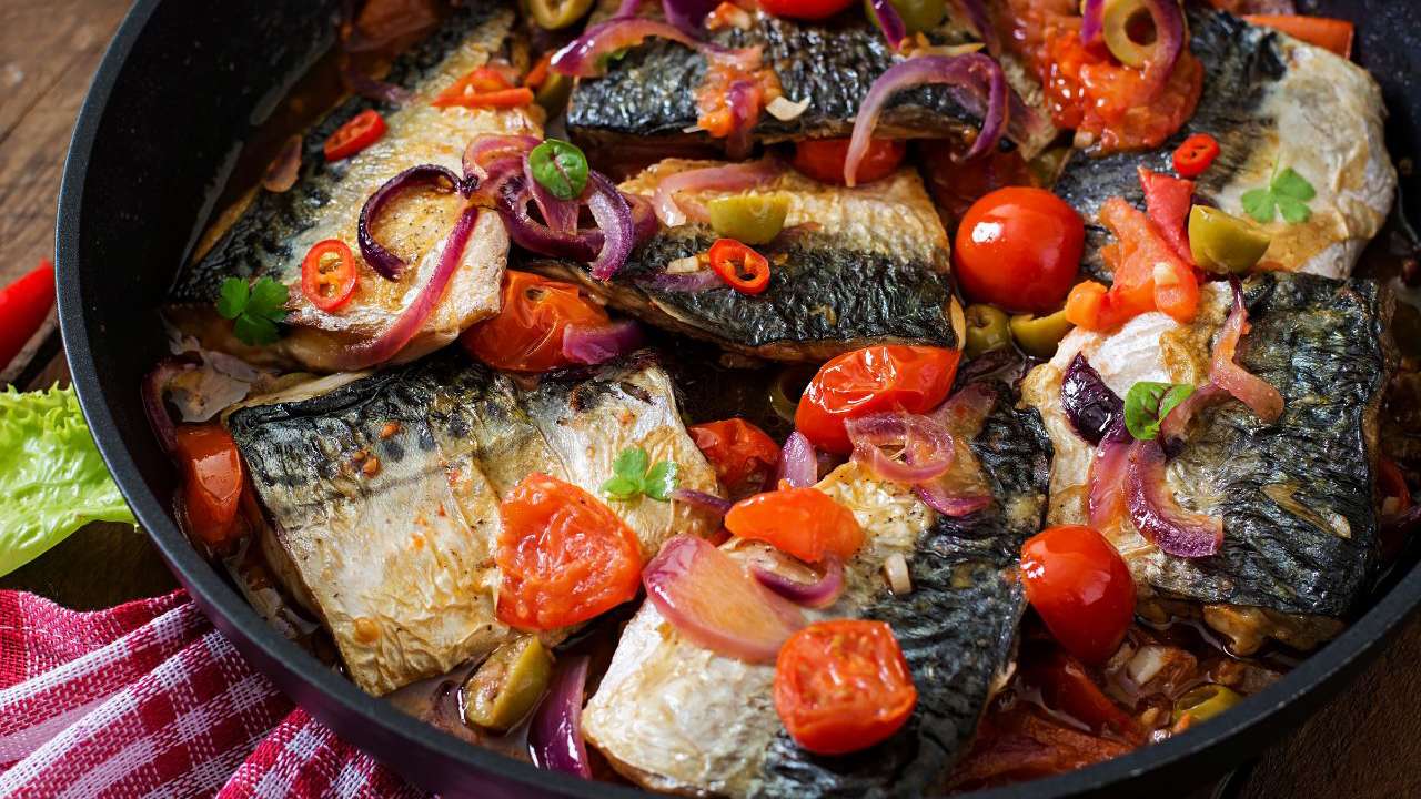 No es el salmón: el pescado que tiene el doble de Omega-3 que el aceite de oliva según la Fundación Española de Nutrición