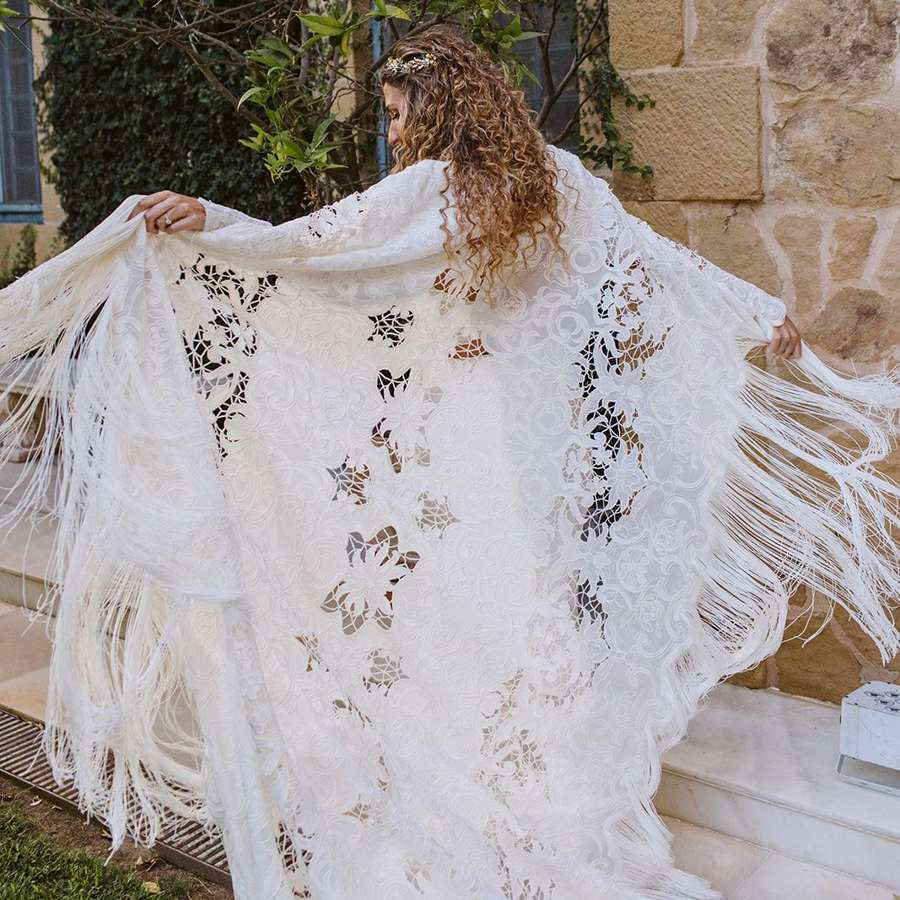El vestido '2 en 1' con toque andaluz de Tamara, la novia del mantón espectacular que se casó en Marbella