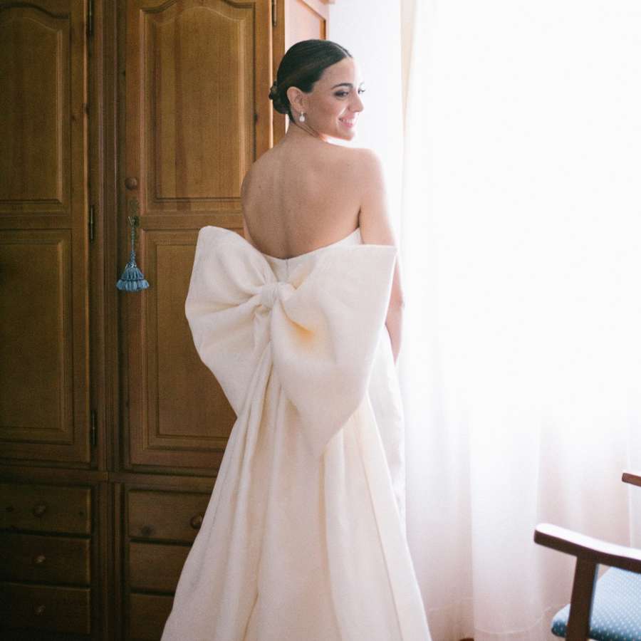 Marina, la novia coquette del vestido con lazo XXL más elegante inspirado en Marilyn Monroe