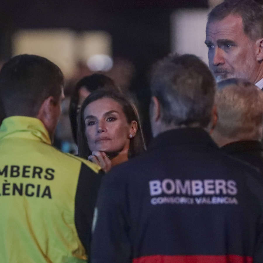 Letizia, conmocionada, se reúne con las víctimas del incendio de Valencia