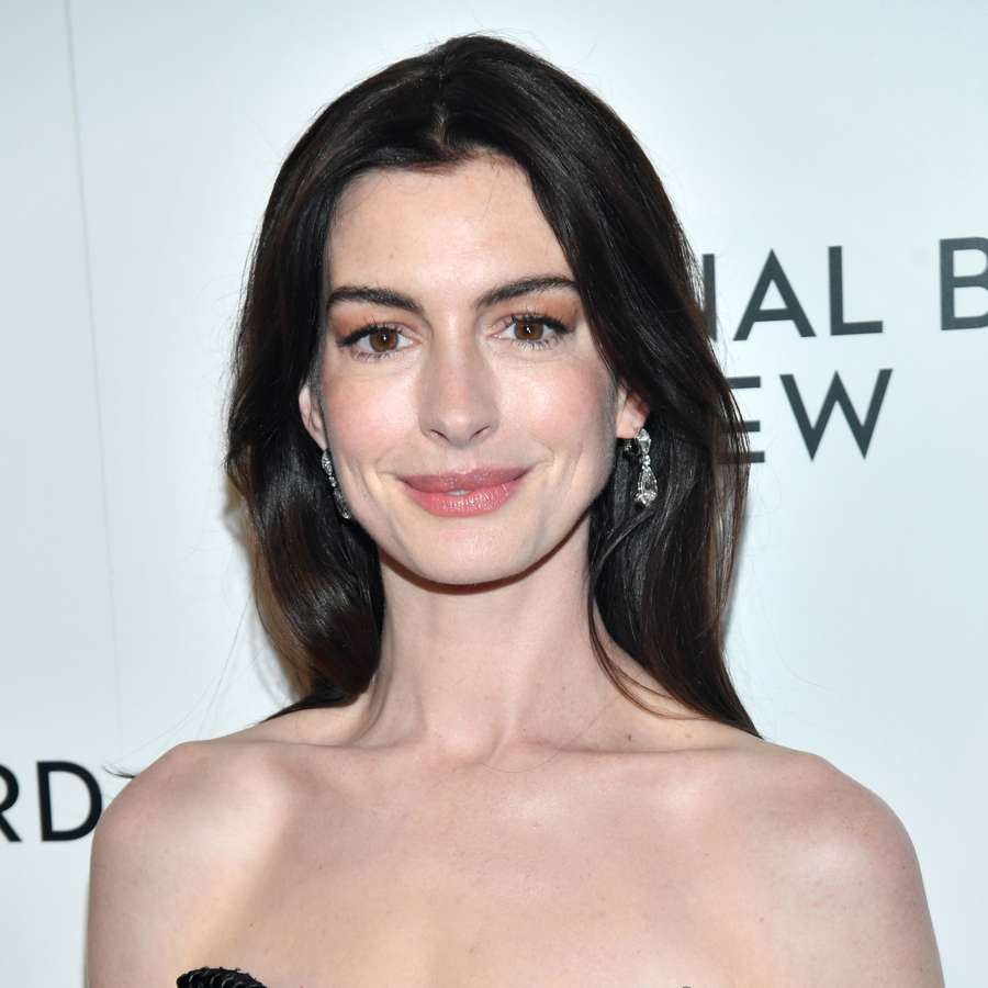 La piel perfecta de Anne Hathaway a los 41 tiene este secreto: así es su crema hidratante y sérum de marca japonesa