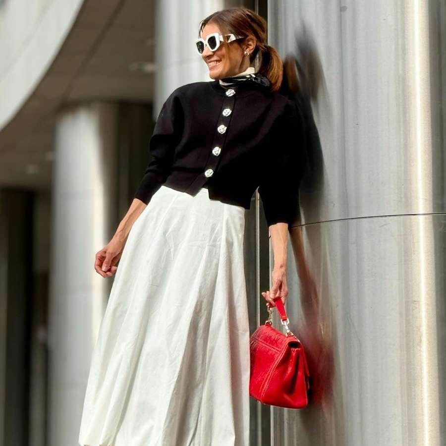 Falda con vuelo y cárdigan joya: el look coquette (de Zara) preferido de las de 50 para arrasar en primavera