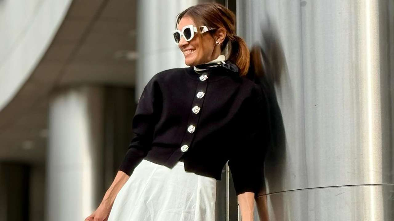 Falda con vuelo y cárdigan joya: el look coquette (de Zara) preferido de las de 50 para arrasar en primavera