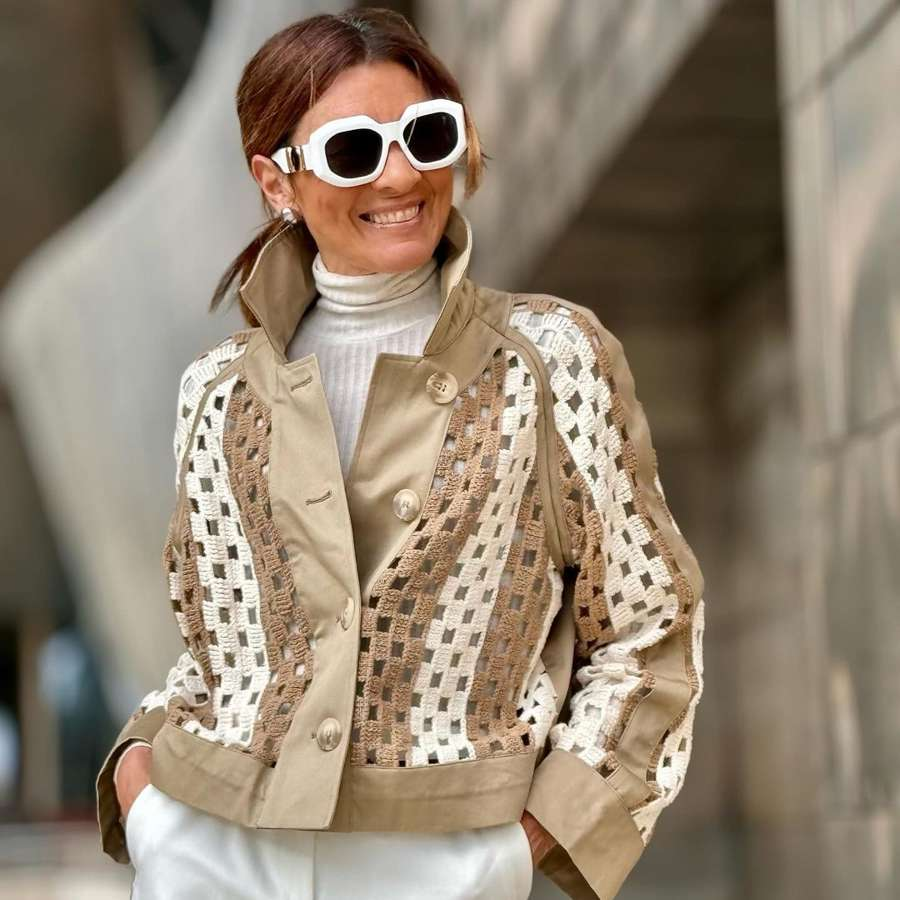 El pantalón blanco de Zara que las de 50 llevan con chaquetas de crochet: elegante, holgado y súper favorecedor