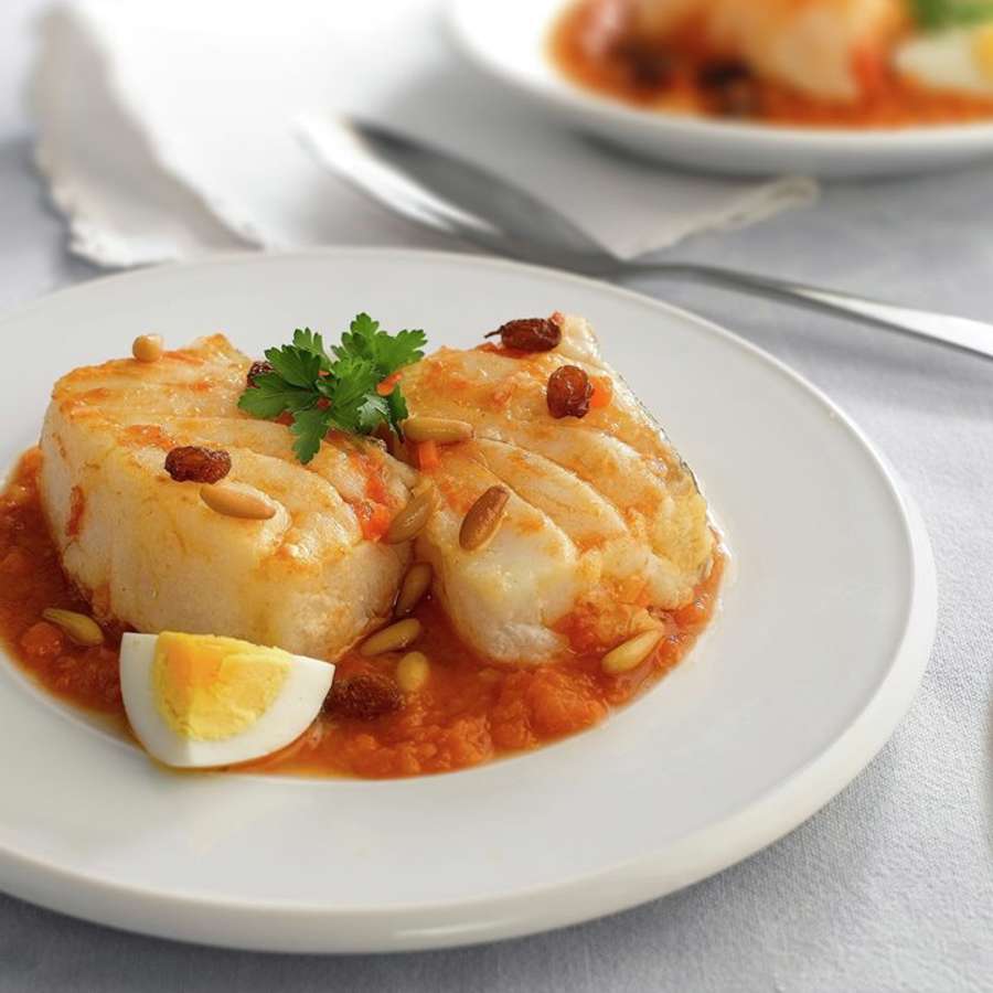 La receta de bacalao con tomate de los Hermanos Torres es ideal para Semana Santa: deliciosa, resultona y fácil